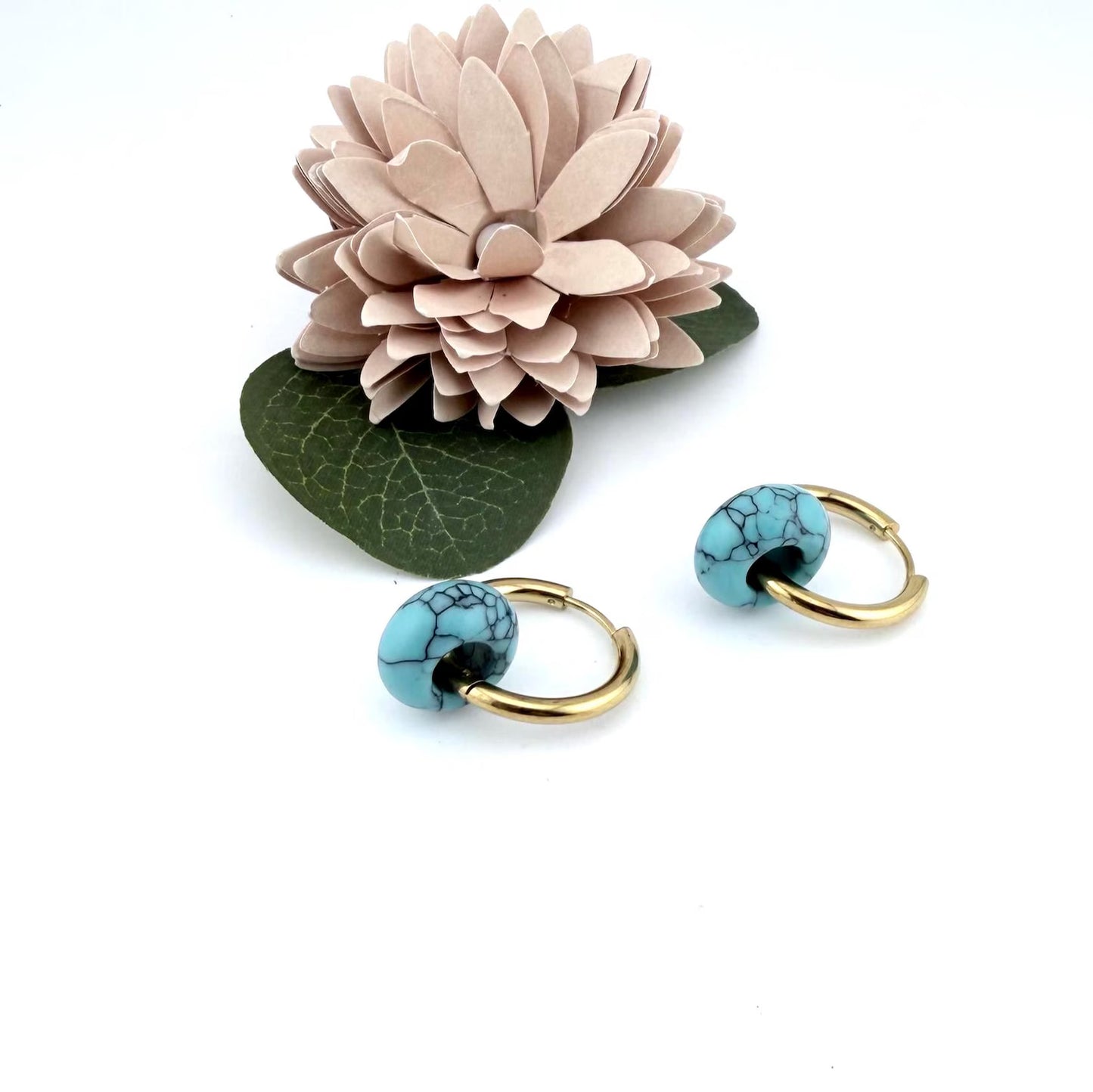 Donut-Ohrringe mit Blue Turquoise Edelsteinen, minimalistischer handgefertigter Boho-Schmuck, Ohrringe mit Heilsteinen, natürliche Kristall-Creolen, Geschenk für sie