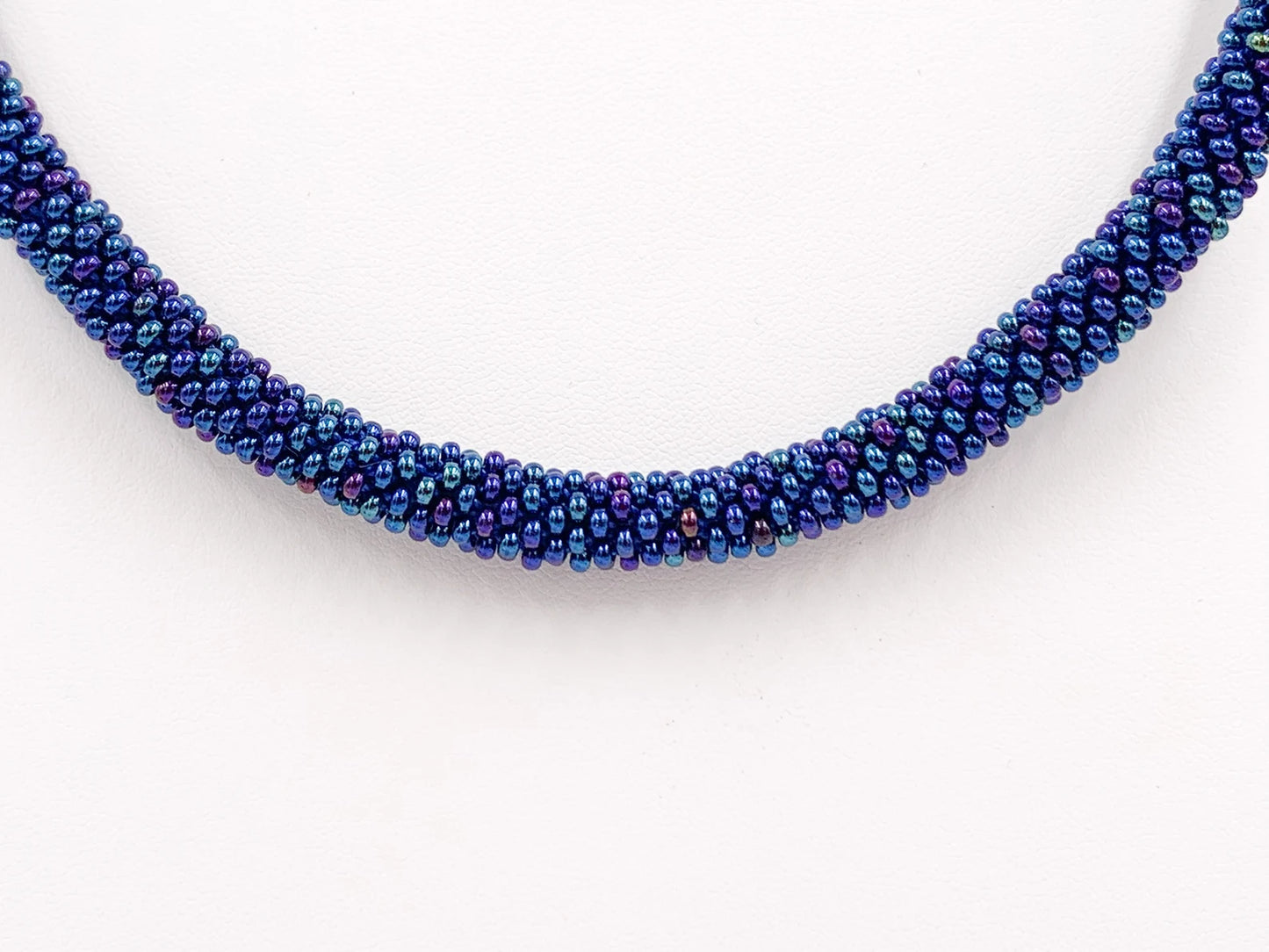 Blaues Häkelarmband mit Perlen – Handgefertigtes Boho-Schmuckgeschenk