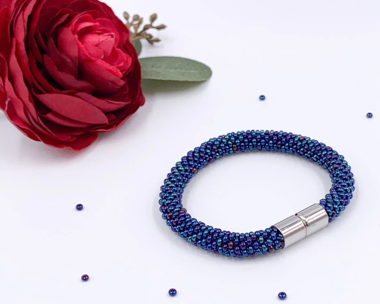 Blaues Häkelarmband mit Perlen – Handgefertigtes Boho-Schmuckgeschenk