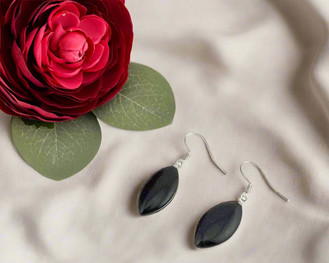 Ohrhänger mit blauem Sandstein und Edelsteinen – Geschenkidee für Damen
