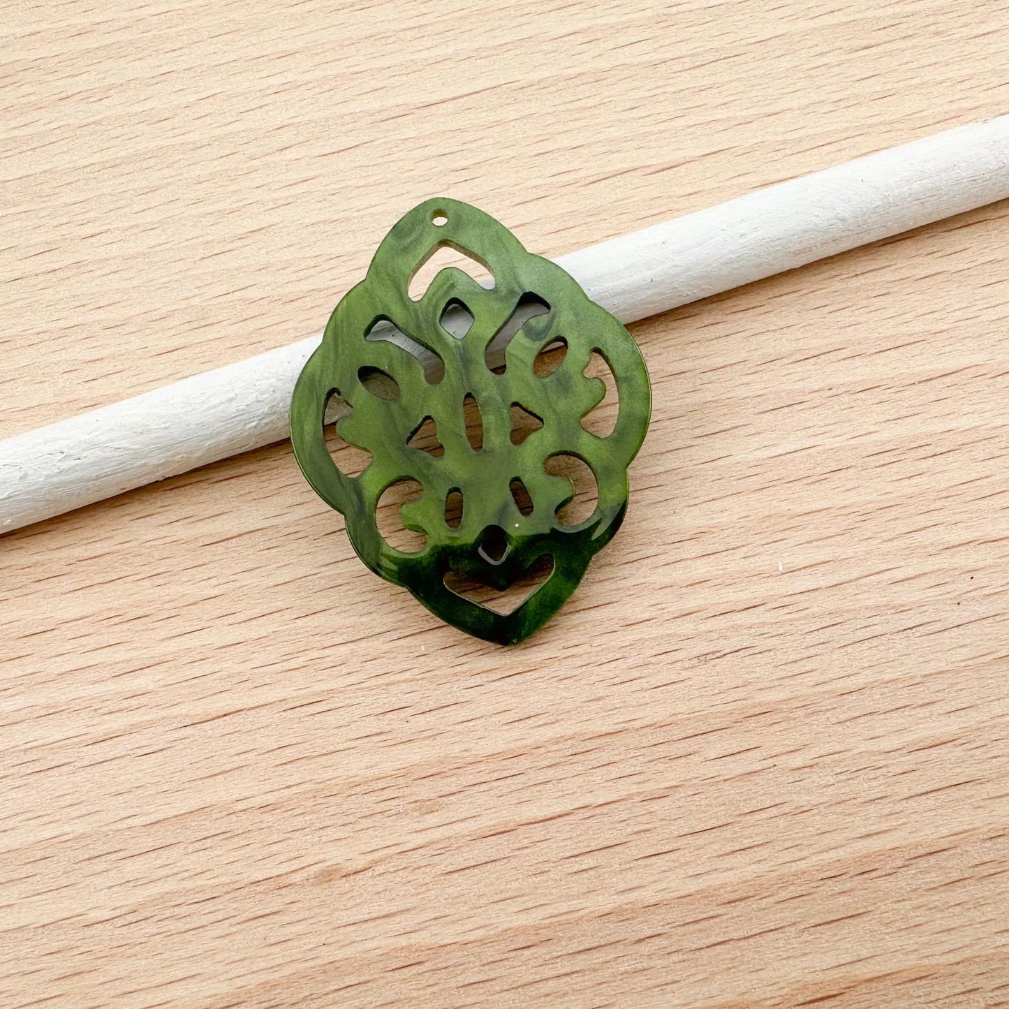 Anhänger in Rautenform aus Kunstharz im Barockstil 42x32mm zum Ohrringbasteln, DIY-Schmuck im Bohème-Stil