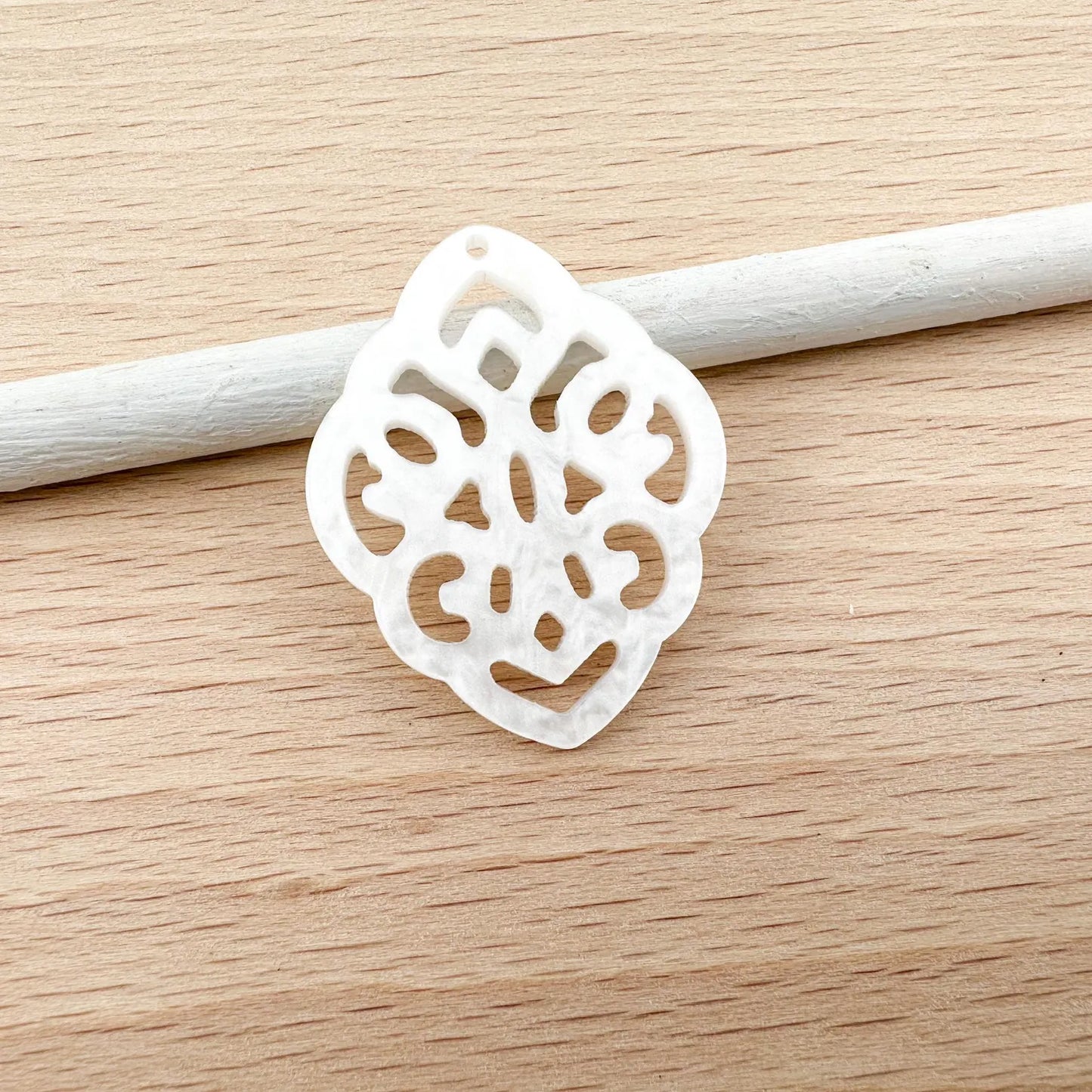 Anhänger in Rautenform aus Kunstharz im Barockstil 42x32mm zum Ohrringbasteln, DIY-Schmuck im Bohème-Stil