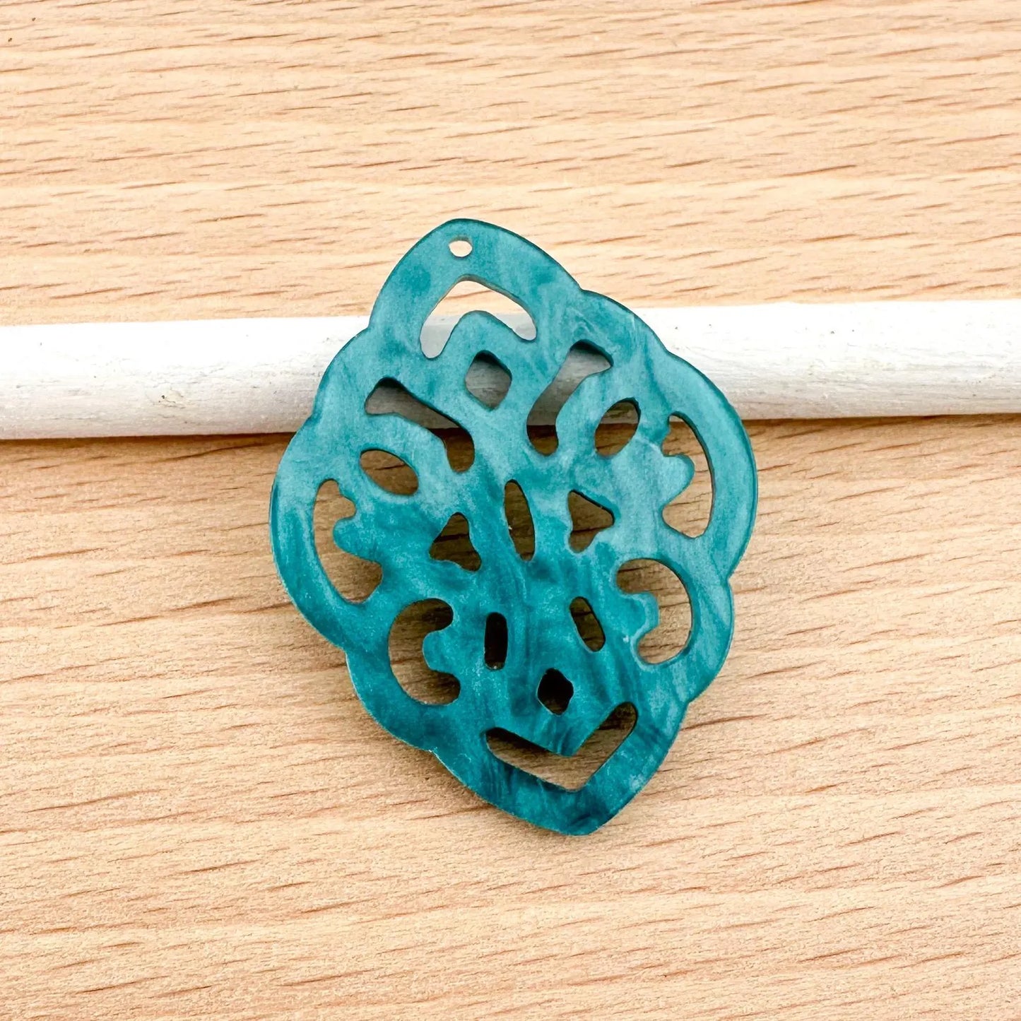 Anhänger in Rautenform aus Kunstharz im Barockstil 42x32mm zum Ohrringbasteln, DIY-Schmuck im Bohème-Stil