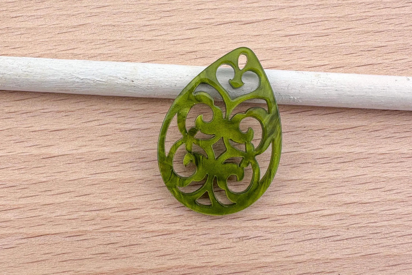 Anhänger in Rautenform aus Kunstharz im Barockstil 38x27mm zum Ohrringbasteln, DIY-Schmuck im Bohème-Stil