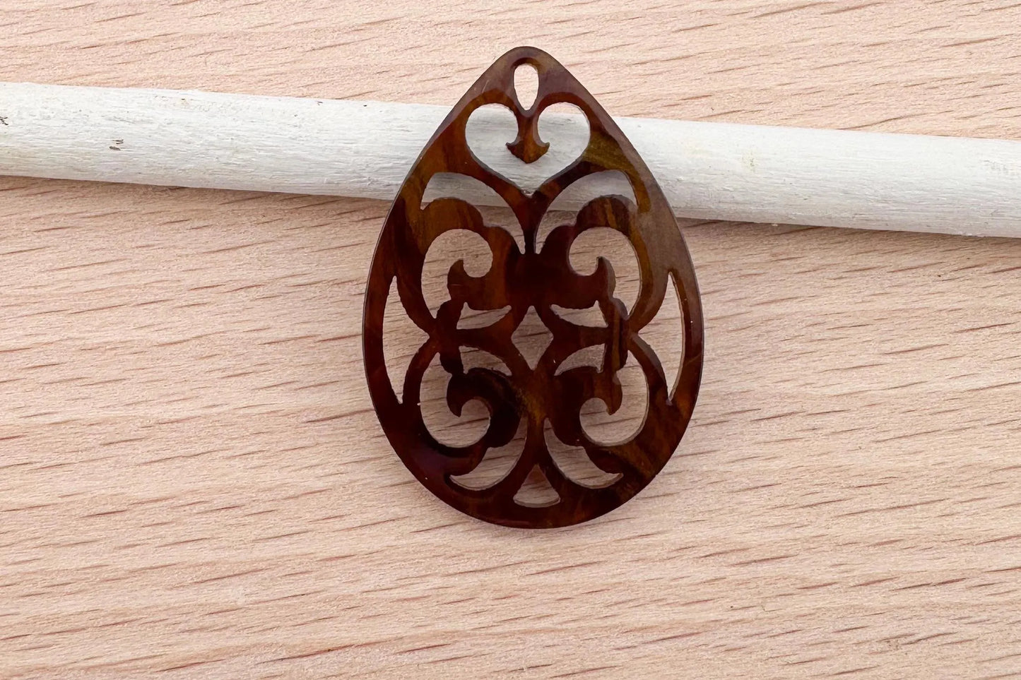 Anhänger in Rautenform aus Kunstharz im Barockstil 38x27mm zum Ohrringbasteln, DIY-Schmuck im Bohème-Stil