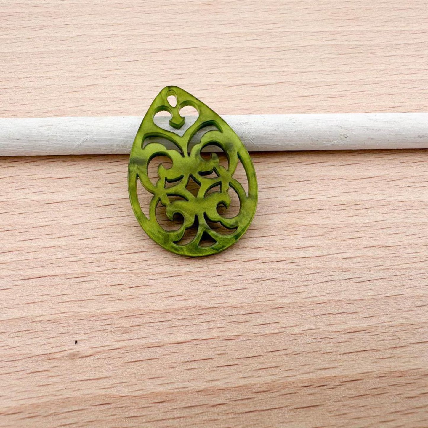 Anhänger in Rautenform aus Kunstharz im Barockstil 38x27mm zum Ohrringbasteln, DIY-Schmuck im Bohème-Stil