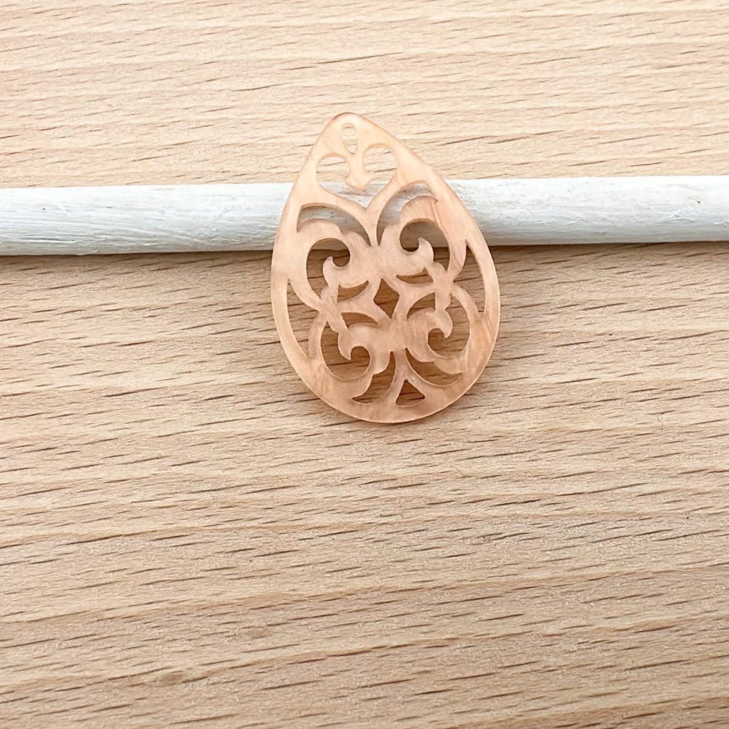 Anhänger in Rautenform aus Kunstharz im Barockstil 38x27mm zum Ohrringbasteln, DIY-Schmuck im Bohème-Stil