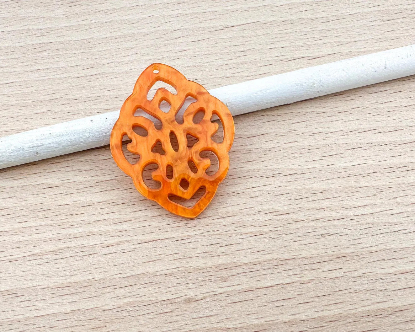 Anhänger in Rautenform aus Kunstharz im Barockstil 42x32mm zum Ohrringbasteln, DIY-Schmuck im Bohème-Stil