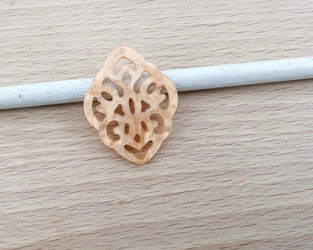 Anhänger in Rautenform aus Kunstharz im Barockstil 42x32mm zum Ohrringbasteln, DIY-Schmuck im Bohème-Stil
