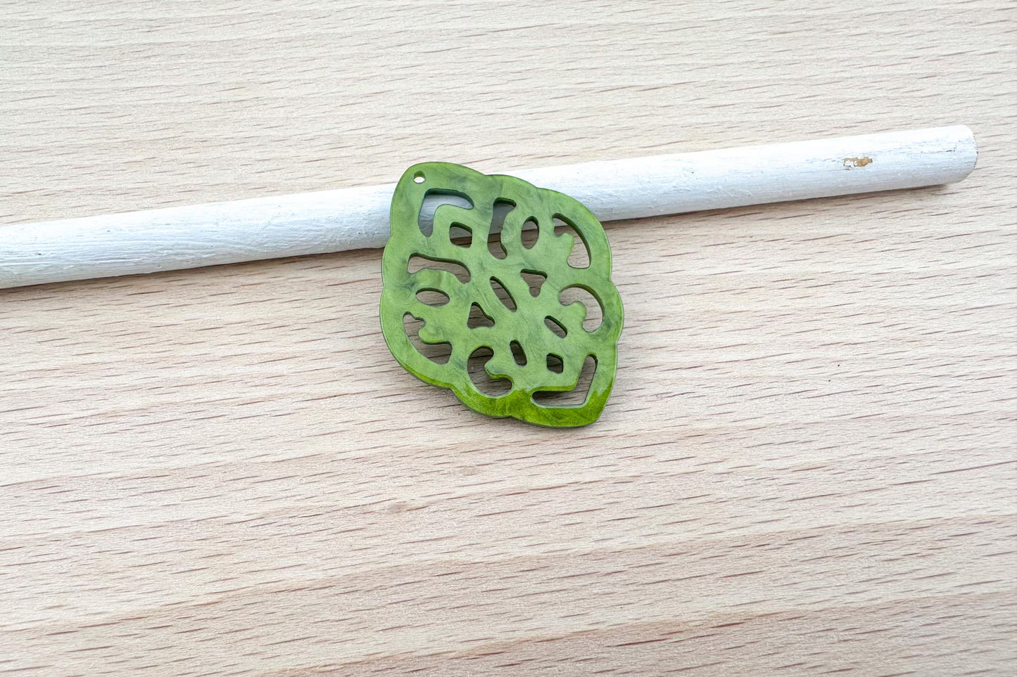 Anhänger in Rautenform aus Kunstharz im Barockstil 42x32mm zum Ohrringbasteln, DIY-Schmuck im Bohème-Stil