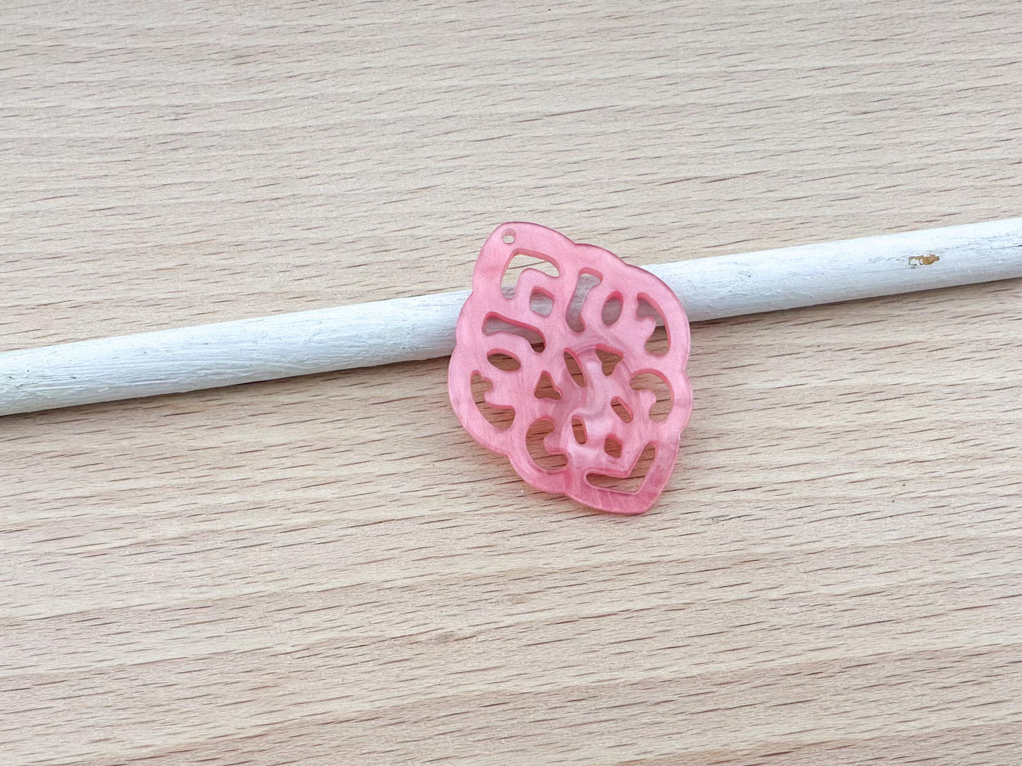Anhänger in Rautenform aus Kunstharz im Barockstil 42x32mm zum Ohrringbasteln, DIY-Schmuck im Bohème-Stil