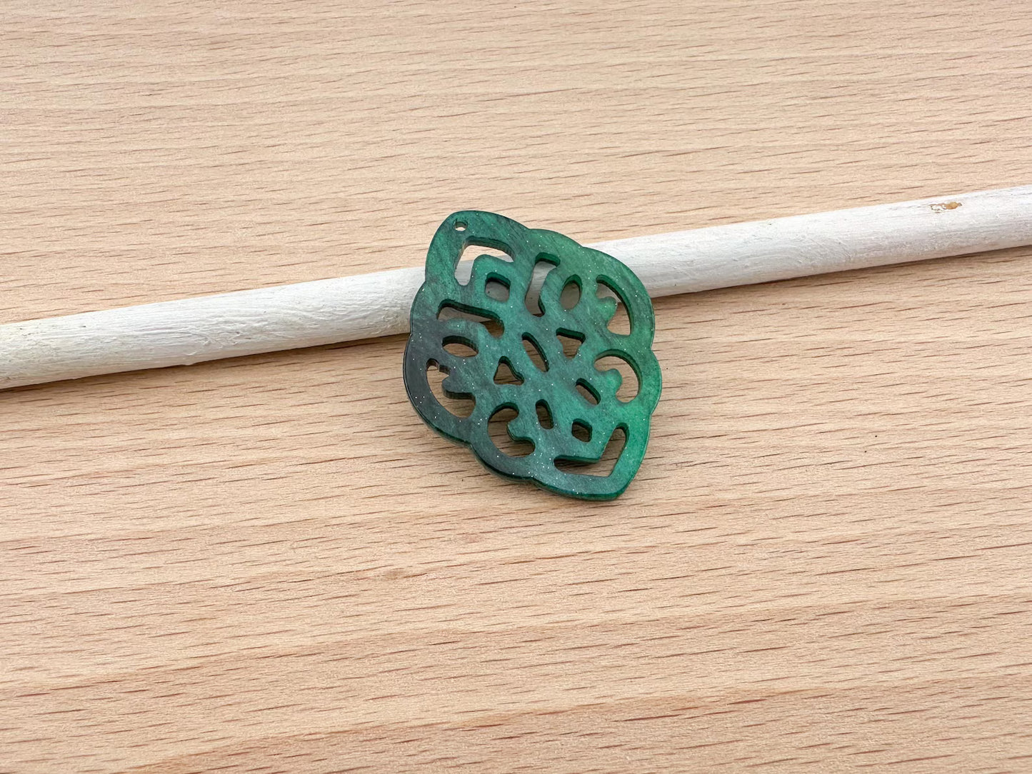 Anhänger in Rautenform aus Kunstharz im Barockstil 42x32mm zum Ohrringbasteln, DIY-Schmuck im Bohème-Stil