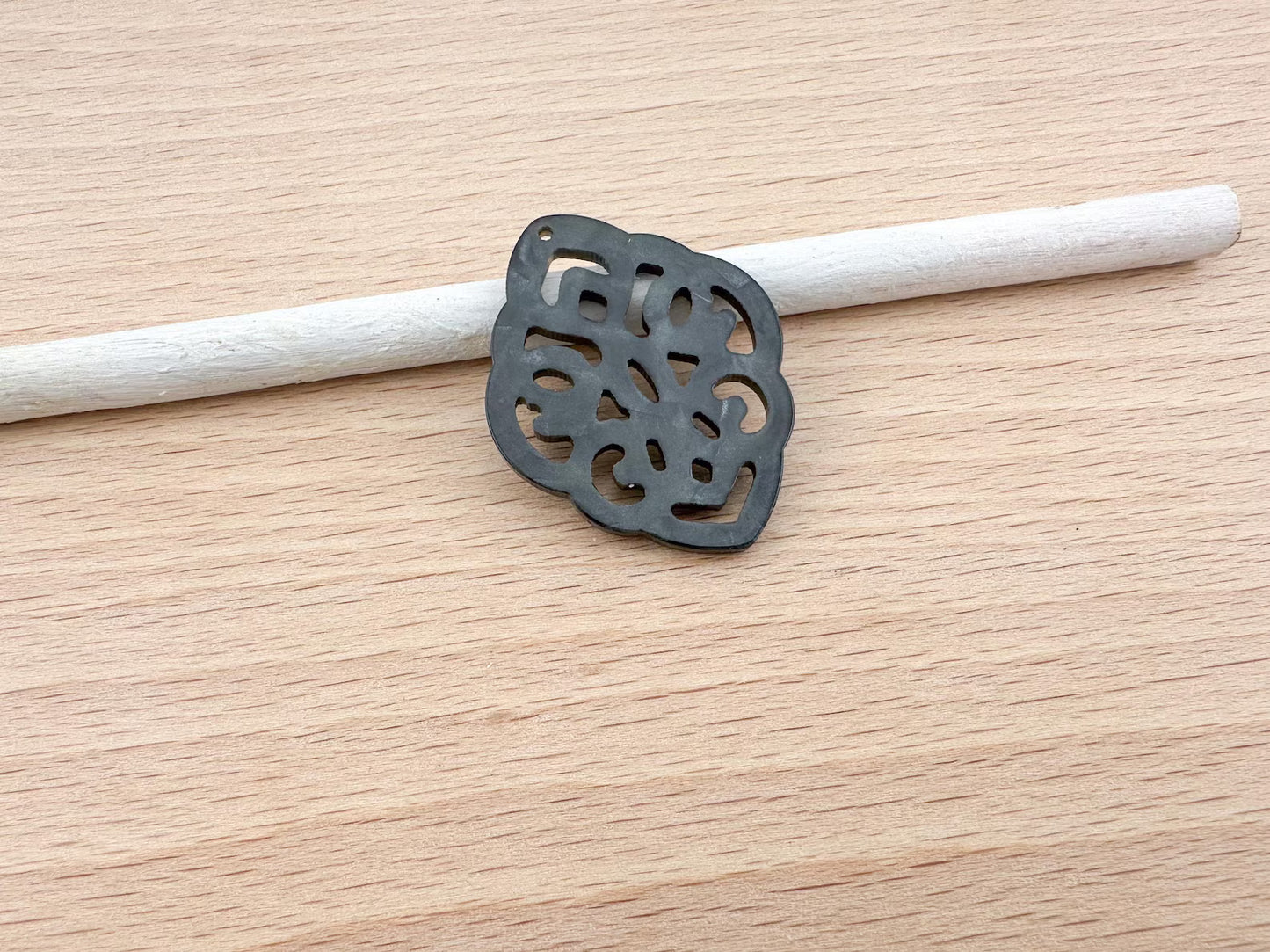 Anhänger in Rautenform aus Kunstharz im Barockstil 42x32mm zum Ohrringbasteln, DIY-Schmuck im Bohème-Stil