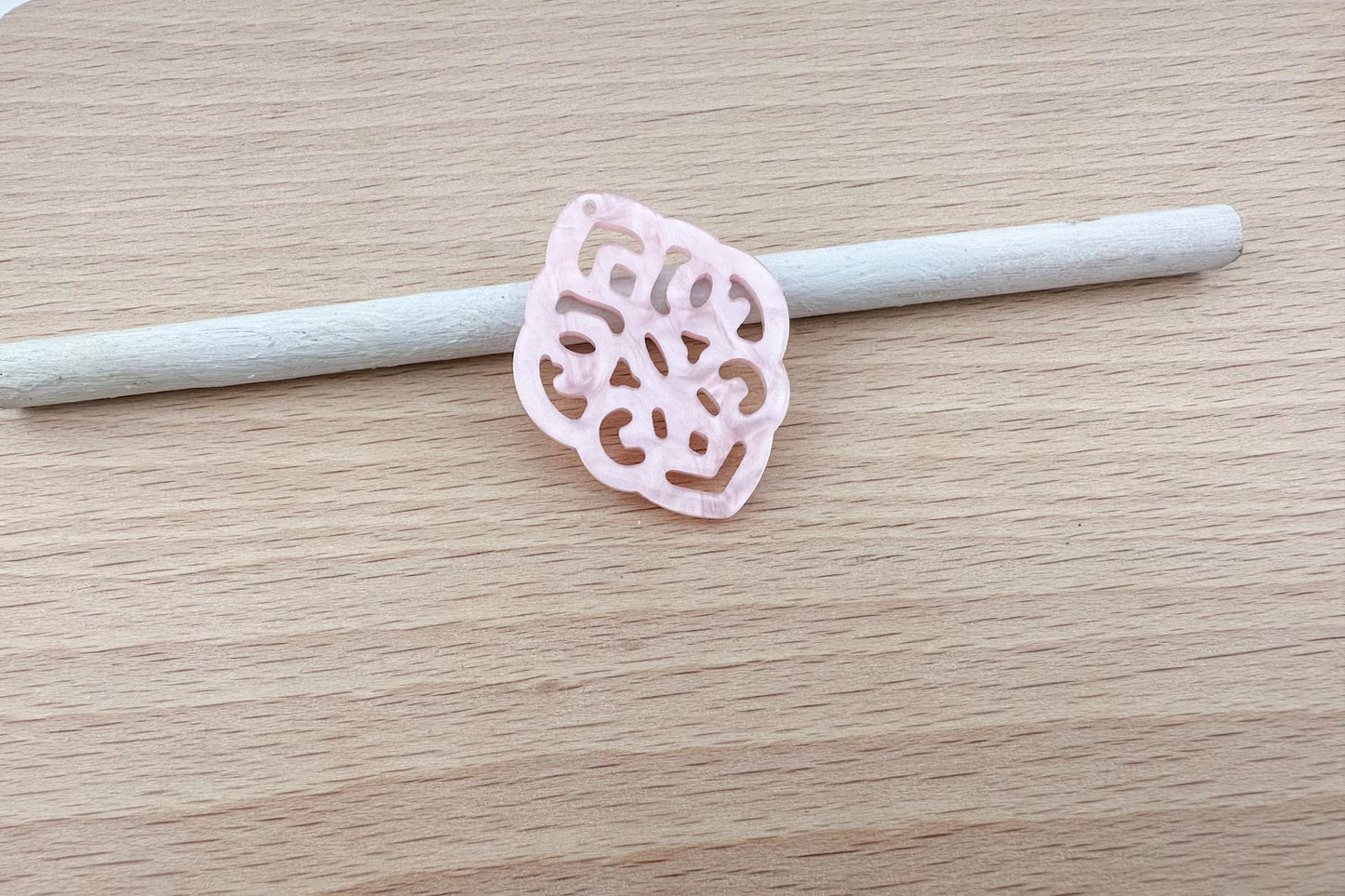 Anhänger in Rautenform aus Kunstharz im Barockstil 42x32mm zum Ohrringbasteln, DIY-Schmuck im Bohème-Stil