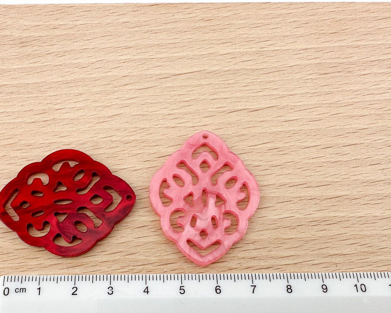 Anhänger in Rautenform aus Kunstharz im Barockstil 42x32mm zum Ohrringbasteln, DIY-Schmuck im Bohème-Stil